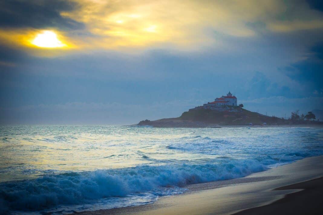 Praia de Itaúna, em Saquarema, é considerada a segunda melhor praia urbana no ranking das “Melhores Praias Segundo a Ciência”