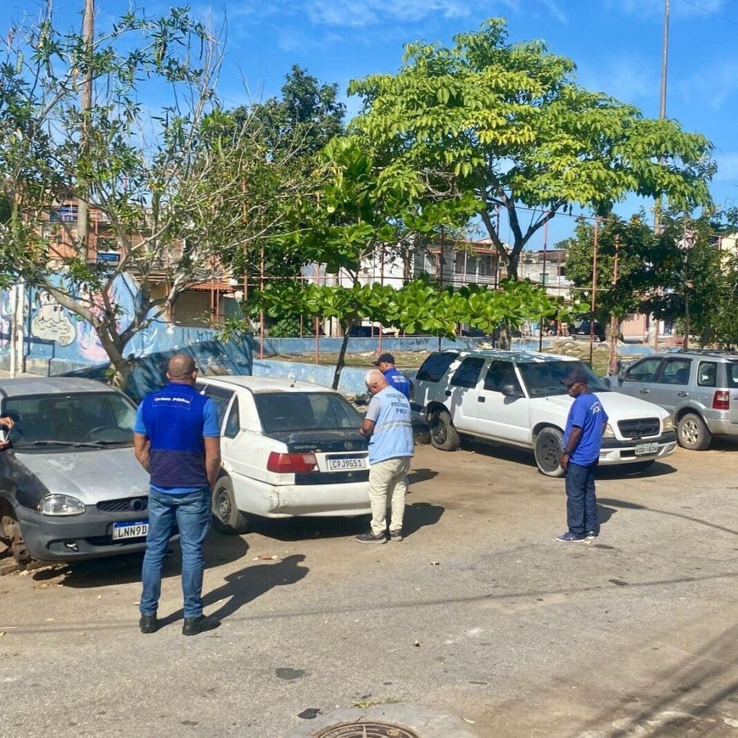 Prefeitura de Cabo Frio notifica cinco veículos abandonados Gamboa e orienta sobre retirada em 72 horas