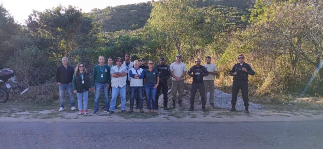 Prefeitura de Cabo Frio remove muro construído irregularmente em área do Parque Estadual da Costa do Sol, no Jacaré