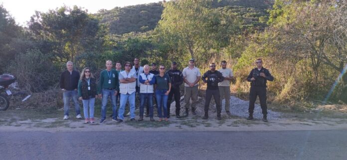 Prefeitura de Cabo Frio remove muro construído irregularmente em área do Parque Estadual da Costa do Sol, no Jacaré