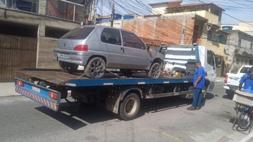 Prefeitura de Cabo Frio retorna à Gamboa para orientar moradores e remover veículos abandonados
