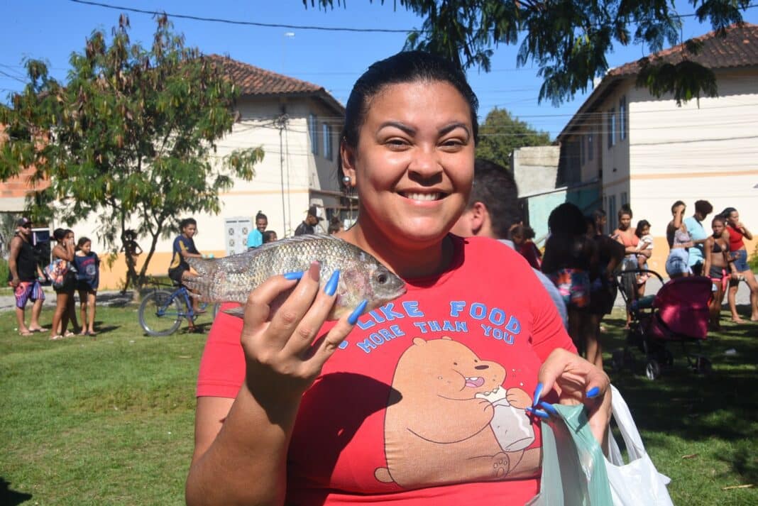 Prefeitura de Maricá distribui sete toneladas de peixes para moradores