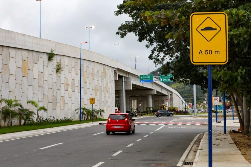 Prefeitura de Maricá instala quebra-molas na RJ-106, no Flamengo