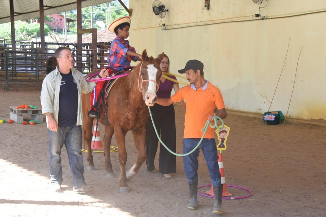 Prefeitura de Maricá promove aula com temática de festa junina para participantes da Equoterapia