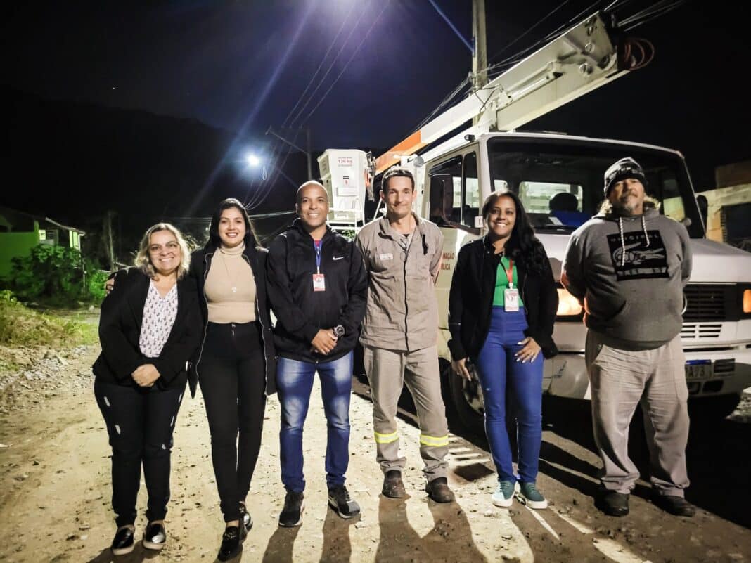 Prefeitura realiza manutenção da iluminação no Mato Dentro, em Itaipuaçu