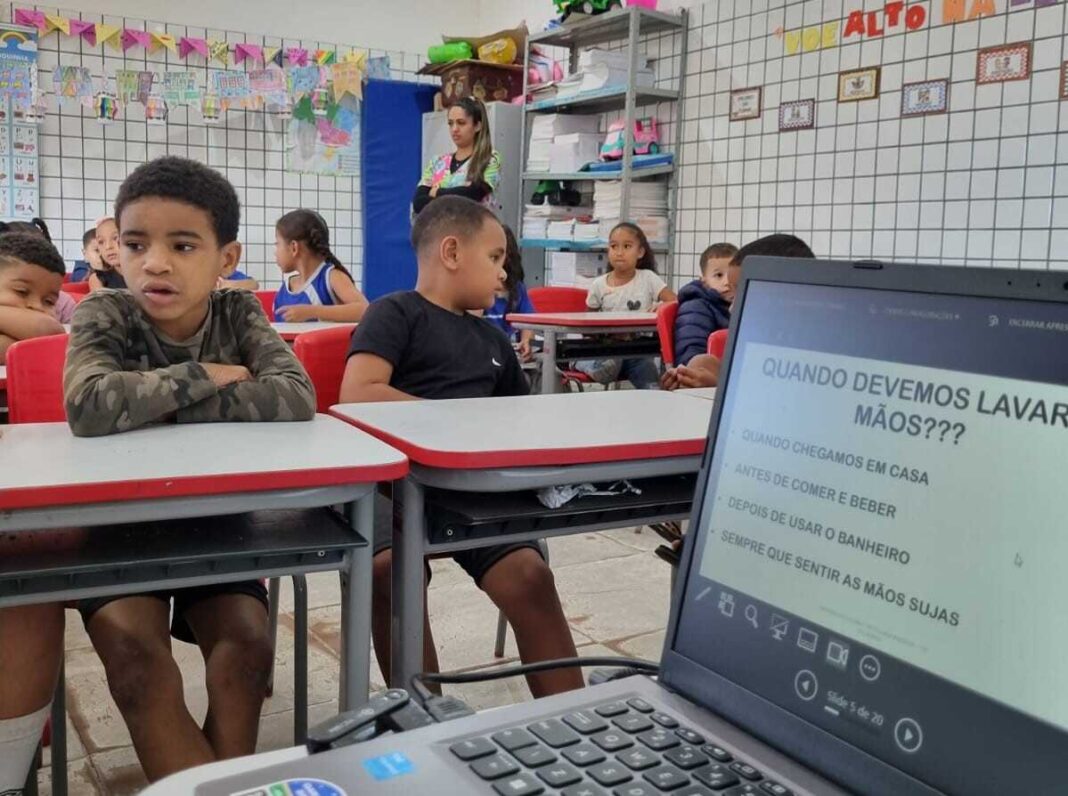 Programa Saúde na Escola realiza ação multidisciplinar na E. Mz. Manoel Martins