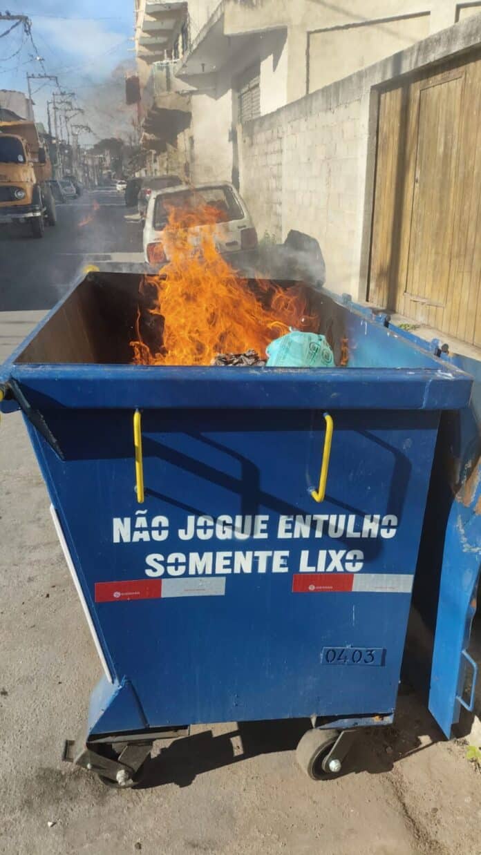 Recém-implantado, contêiner de lixo é incendiado em Cabo Frio