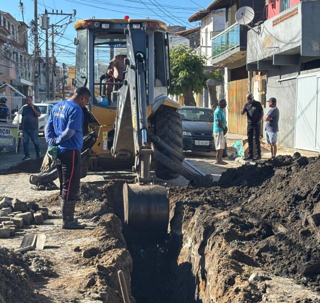 Ruas do Jardim Caiçara, em Cabo Frio, recebem obras na rede de drenagem pluvial