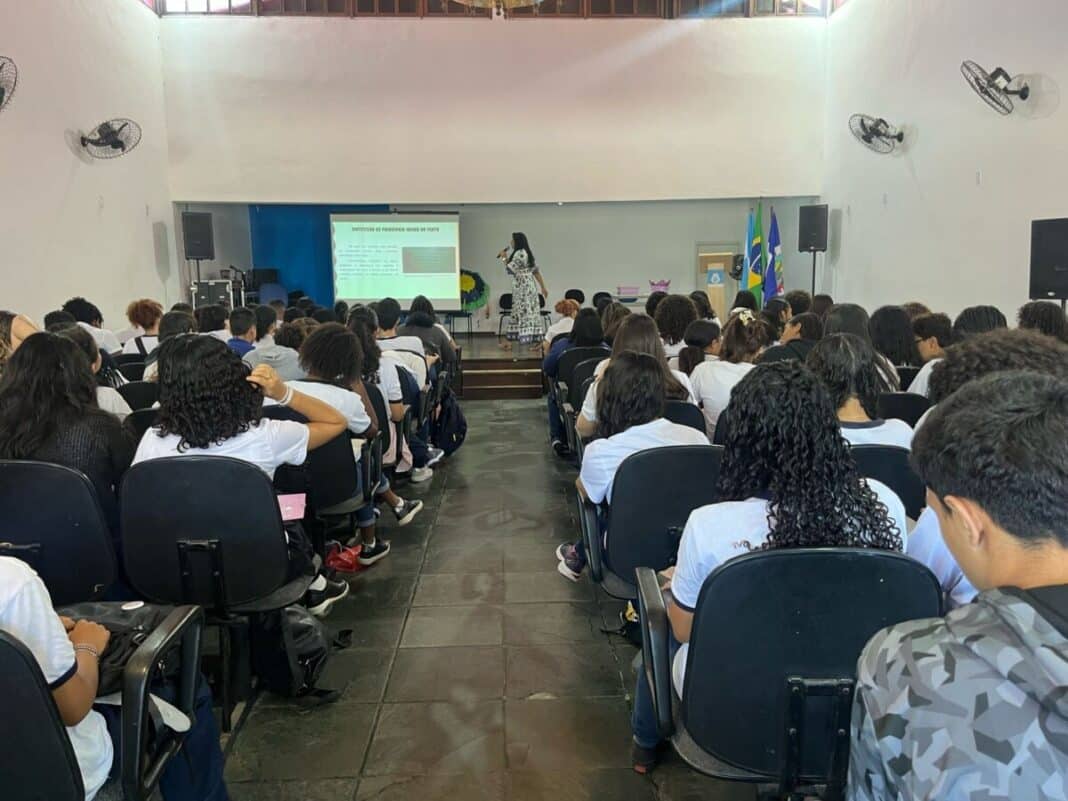 SEME Cabo Frio recebe alunos do Instituto de Educação Professor Ismar Gomes de Azevedo para formação sobre leitura
