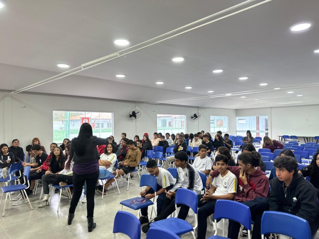 Secretaria da Mulher promove Campanha “Não é amor se...”nas escolas municipais