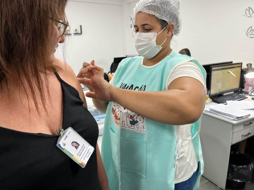 Secretarias de Saúde e Educação de Cabo Frio promovem ação de vacinação contra a gripe para servidores