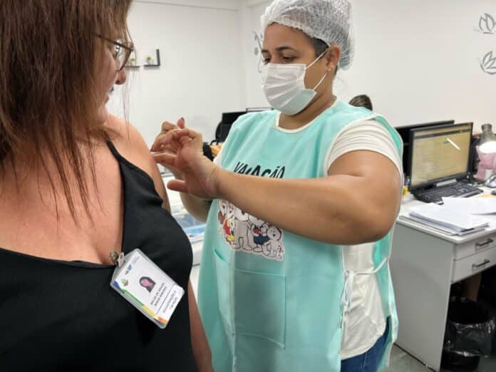 Secretarias de Saúde e Educação de Cabo Frio promovem ação de vacinação contra a gripe para servidores