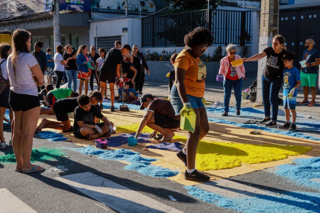 Tradição e fé católica: tapetes de sal colorem ruas de Cabo Frio no Corpus Christi