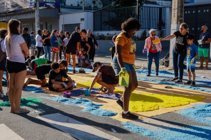 Tradição e fé católica: tapetes de sal colorem ruas de Cabo Frio no Corpus Christi
