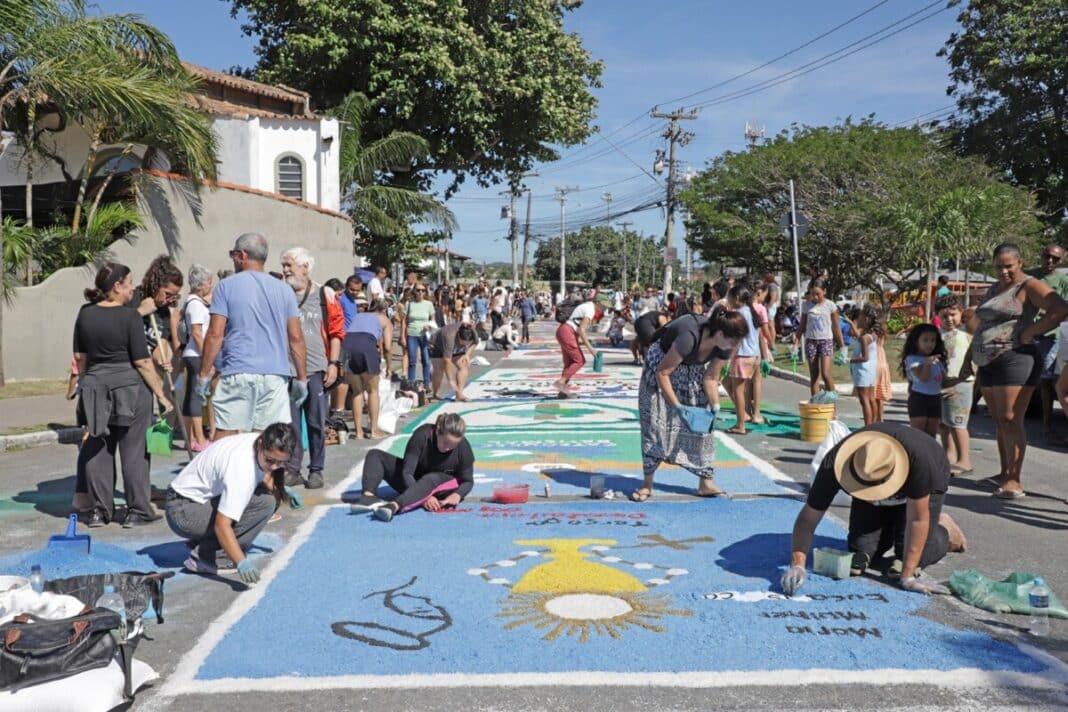 Tradição e fé: tapetes de sal enfeitam a avenida em celebração ao Corpus Christi em Búzios