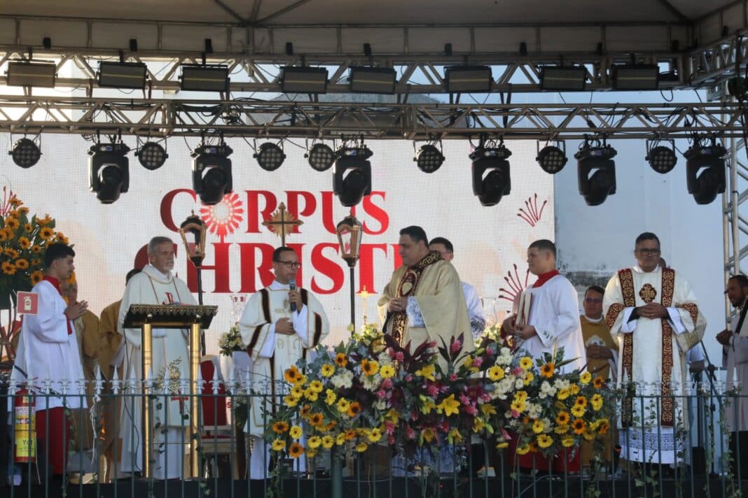 Tradicional celebração de Corpus Christi atrai fiéis e visitantes para o Centro de Maricá