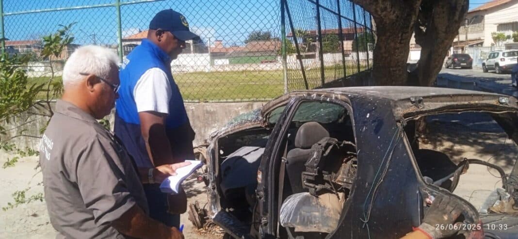 Três veículos são removidos na Praia do Siqueira durante ação contra abandono nas vias públicas