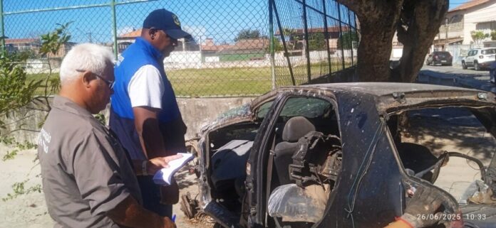 Três veículos são removidos na Praia do Siqueira durante ação contra abandono nas vias públicas