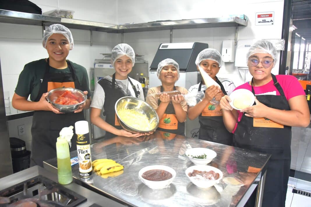 Adolescentes do CRPI colocam ‘mão na massa’ em curso de pizzaiolo no Restaurante Escola