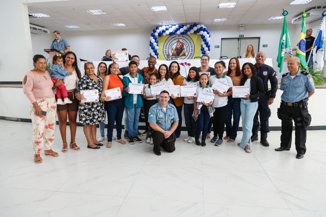 Alunos de Saquarema participam de formatura do PROERD