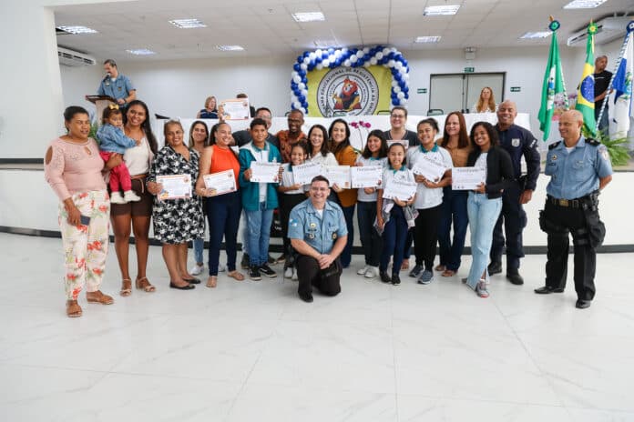 Alunos de Saquarema participam de formatura do PROERD