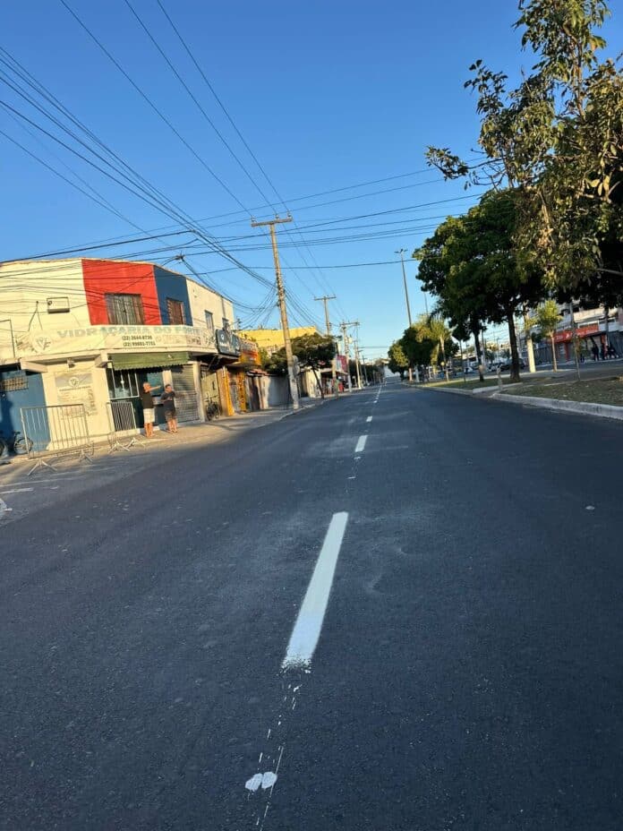 Após requalificação asfáltica, Avenida Júlia Kubitschek recebe nova sinalização horizontal