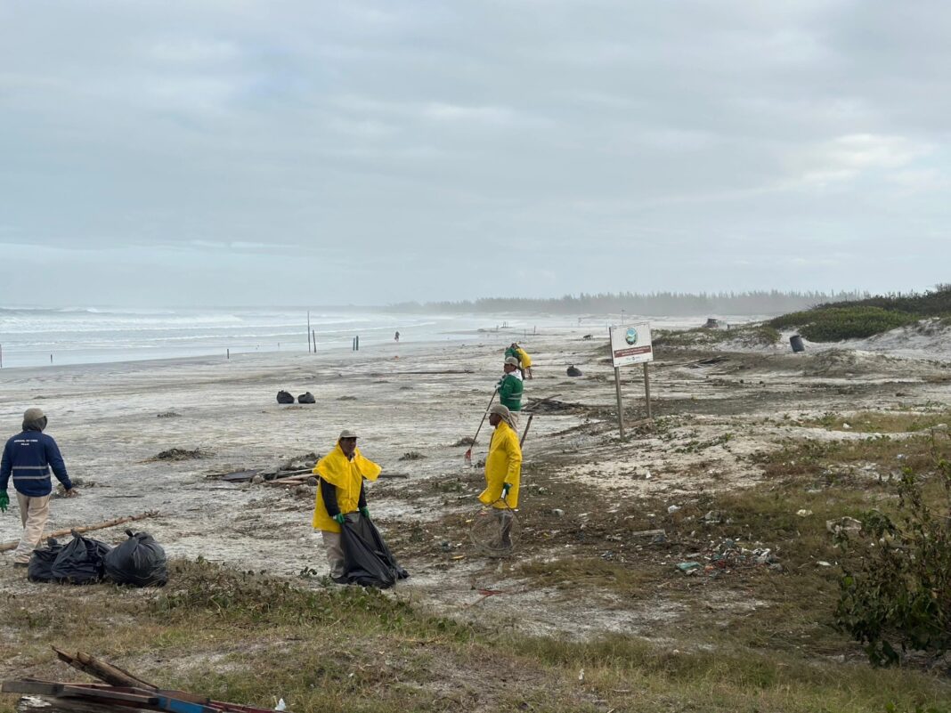 Areia da Praia Grande 'reaparece' após ressaca e recebe mutirão de limpeza em Arraial do Cabo