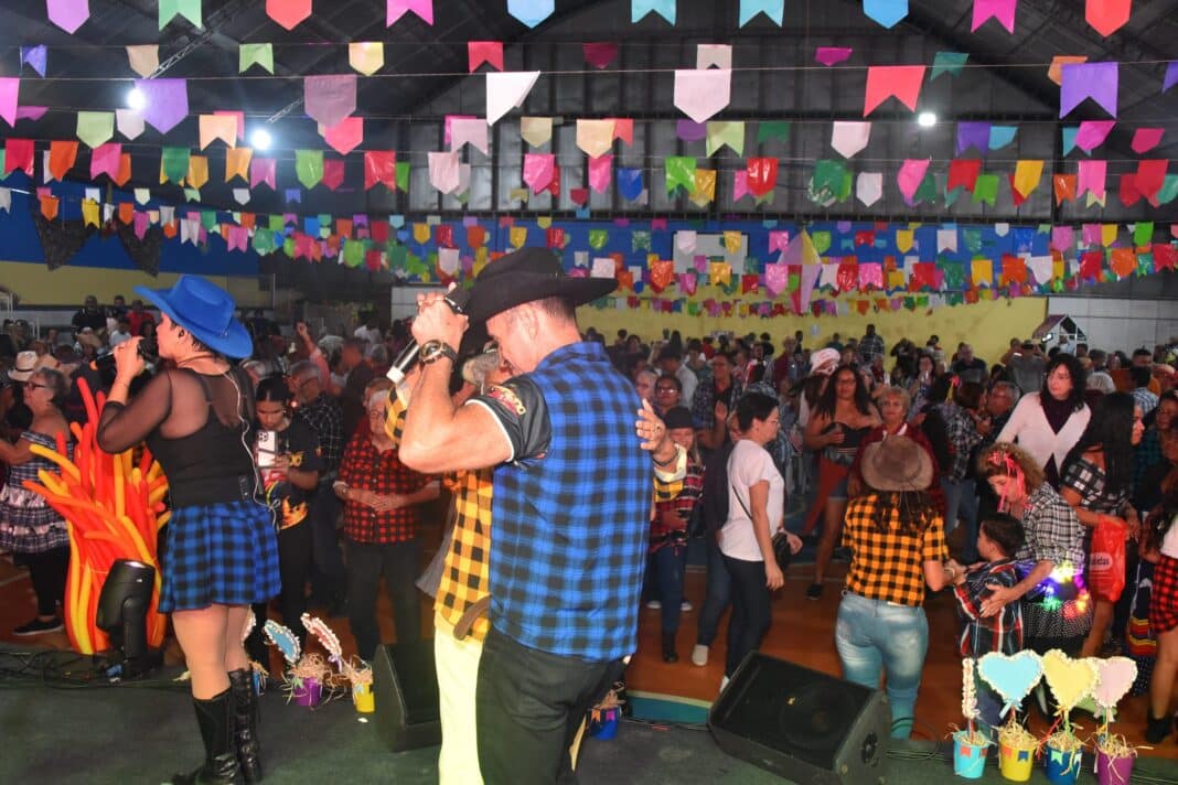 “Arraiá da Mió Idade” é festejado por centenas de pessoas no Centro