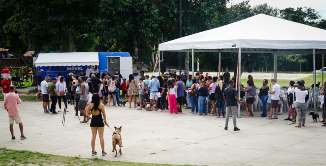Búzios inaugura Castramóvel e vacina 300 animais durante ação na Praça Tia Uia