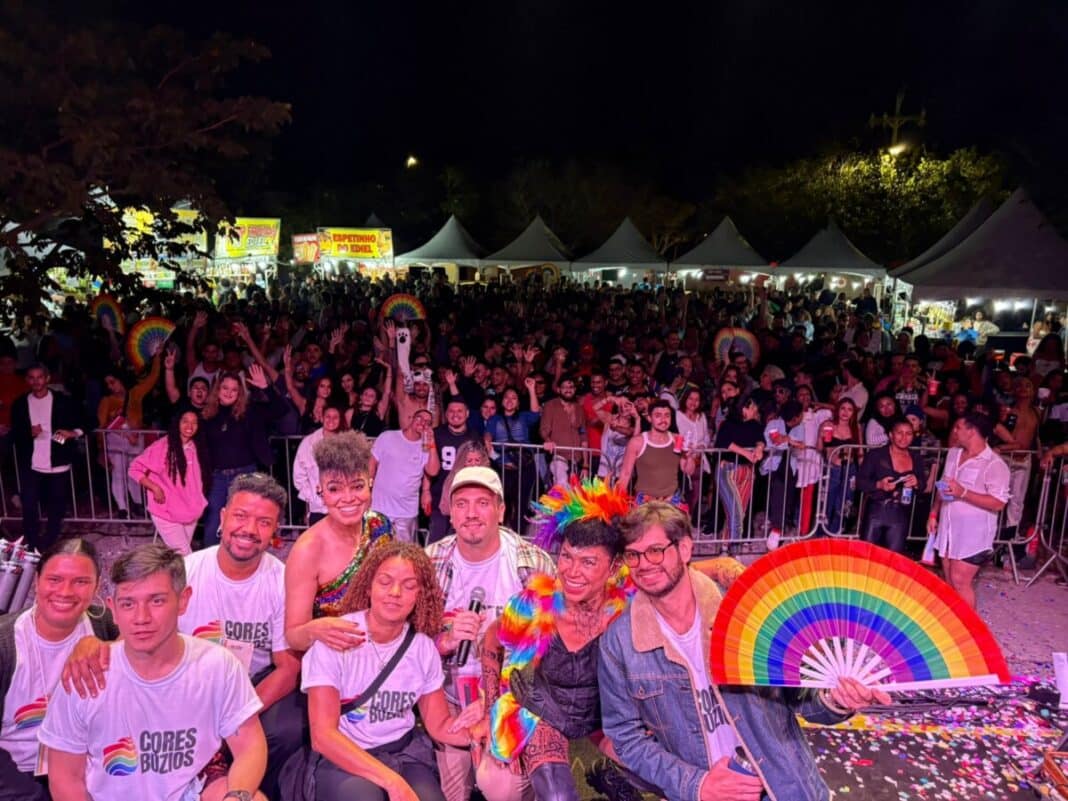 Centenas de pessoas participam da 10ª Pride Búzios na Praça da Ferradura