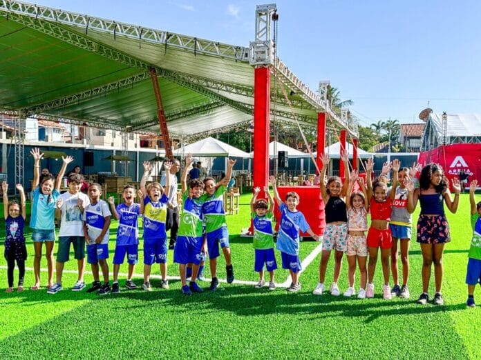 Crianças das escolinhas de esporte de Búzios participam de manhã recreativa no evento Búzios On