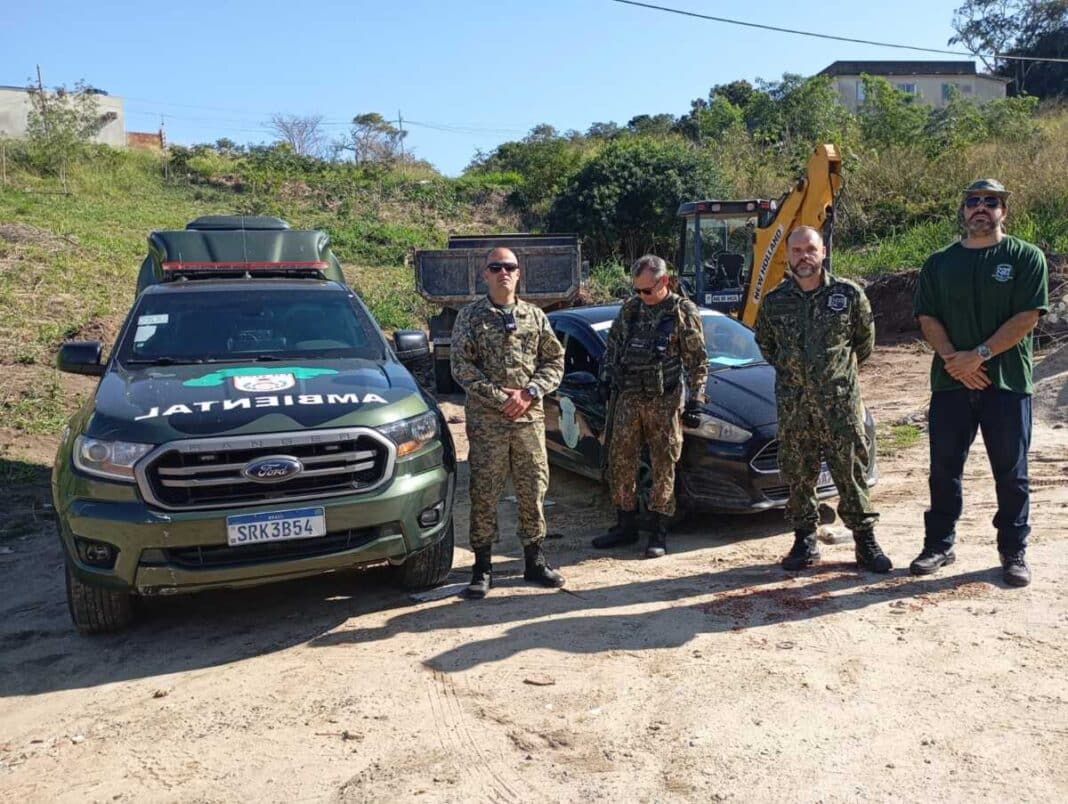 Crime ambiental em São Pedro da Aldeia: ocupação ilegal é flagrada em área de preservação no Poço Fundo