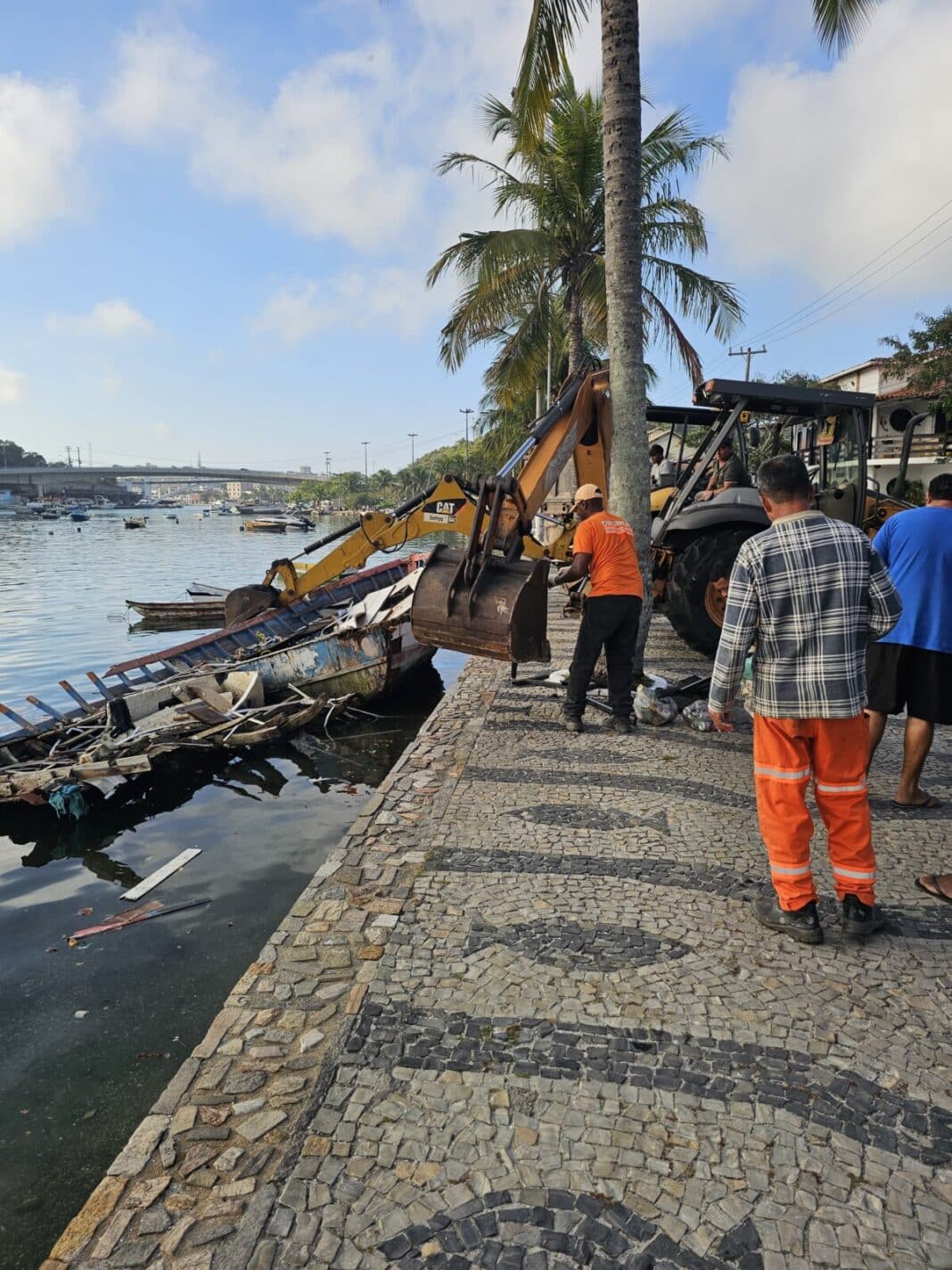 Mais uma etapa de ordenamento na Lagoa de Araruama retira embarcação abandonada do Canal do Itajuru