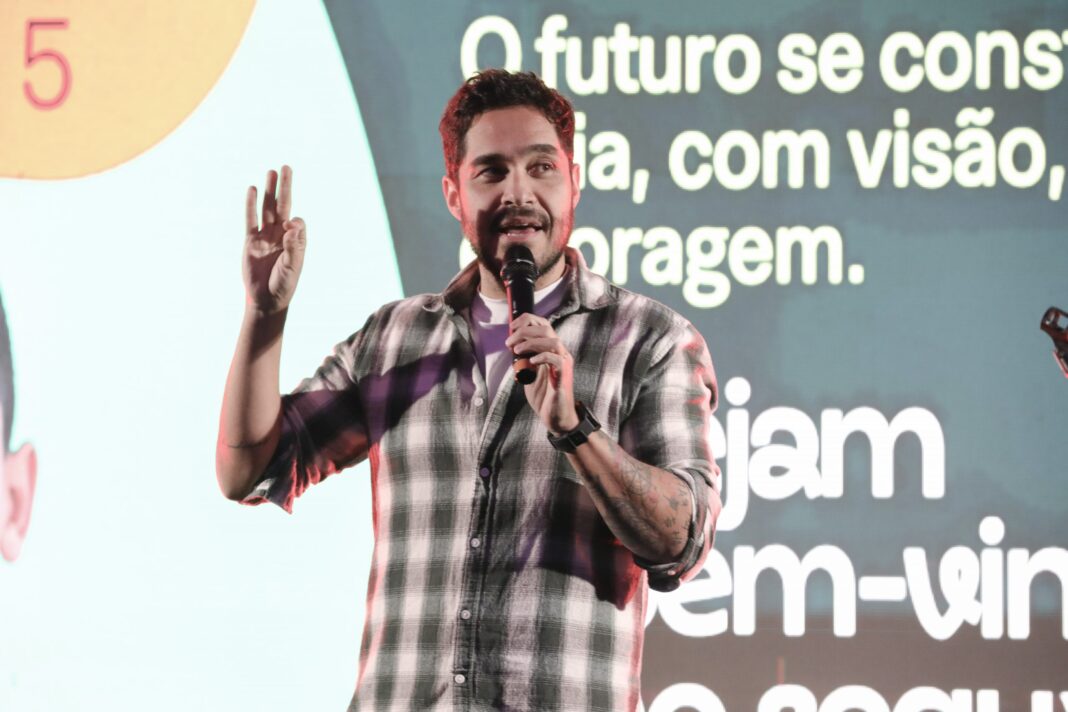 Maricá inicia 2º semestre letivo com palestra de humorista e professor Diogo Almeida