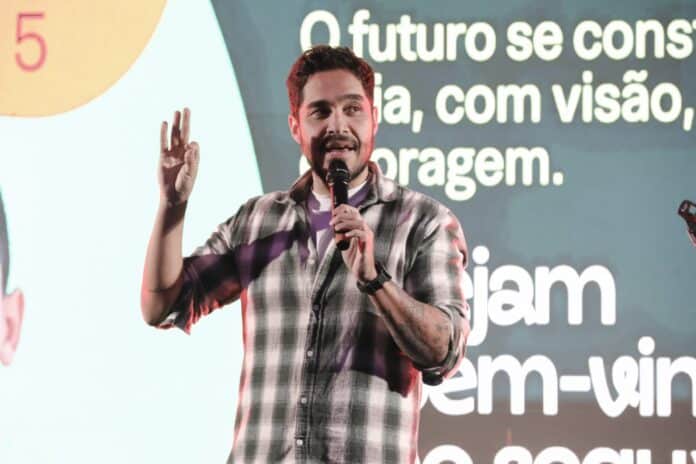 Maricá inicia 2º semestre letivo com palestra de humorista e professor Diogo Almeida