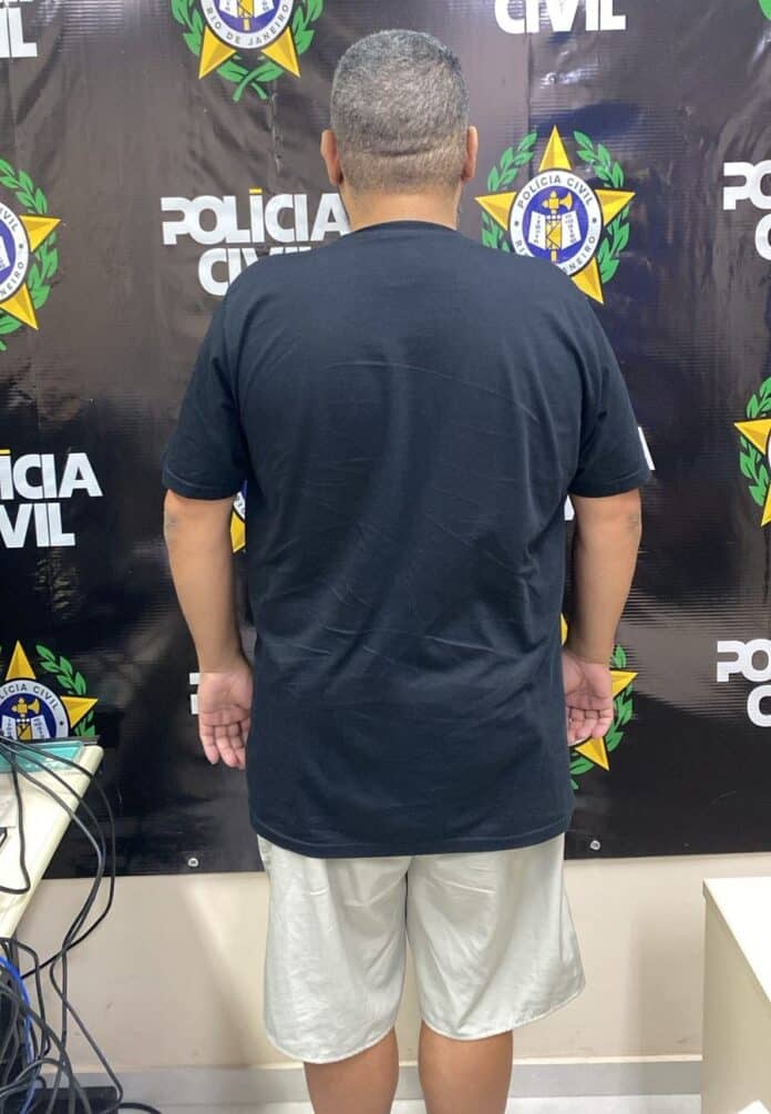 Polícia Civil faz mega operação em Cabo Frio e prende homem com 23 celulares roubados