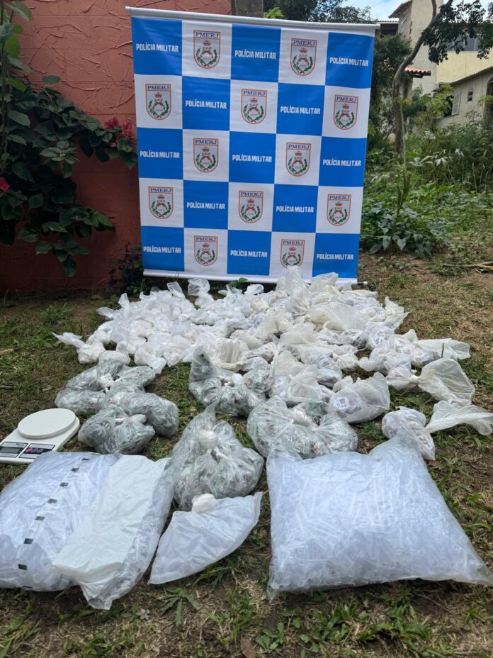 Polícia encontra tonel com mais de R$100 mil em drogas enterrado em mata de Búzios