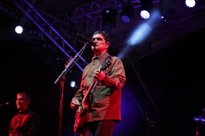 Pop rock de Samuel Rosa levanta o público na primeira noite do Festival de Inverno do Sesc, em Cabo Frio