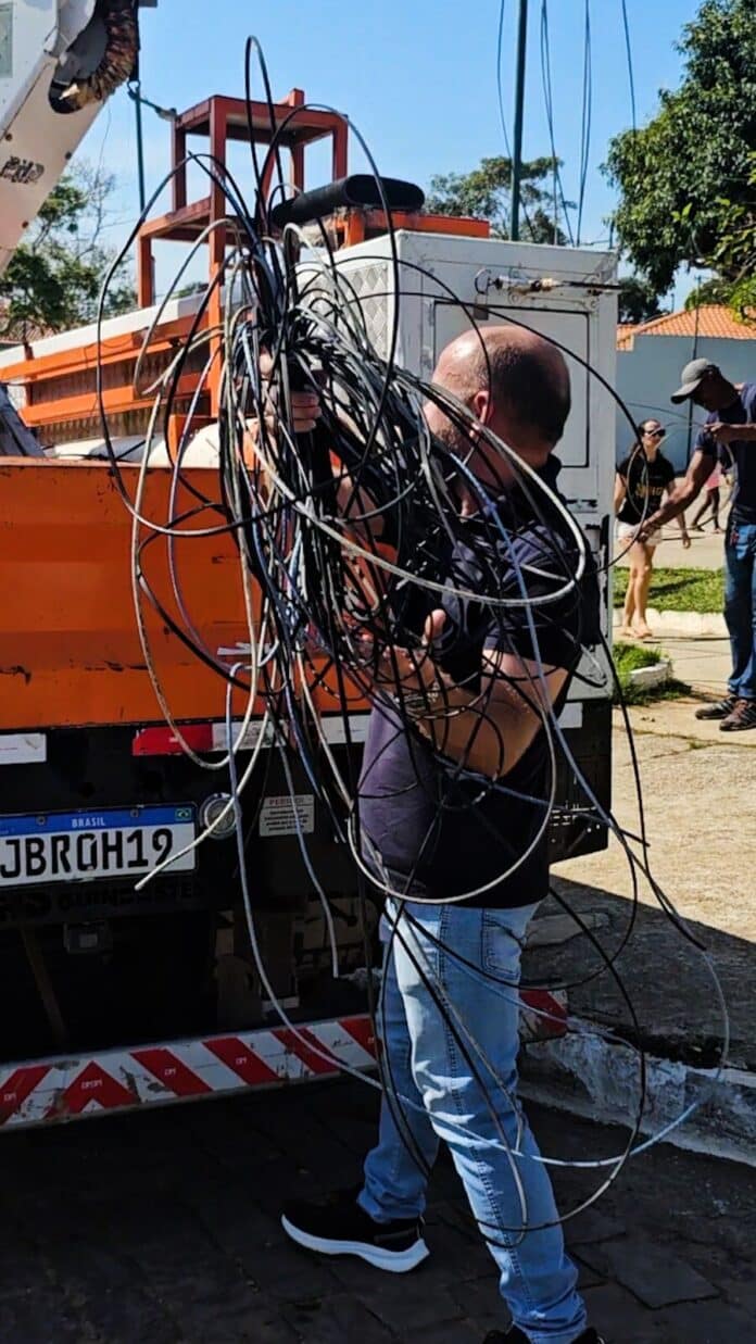 Prefeitura de Búzios faz operação limpa fio no bairro do Cruzeiro
