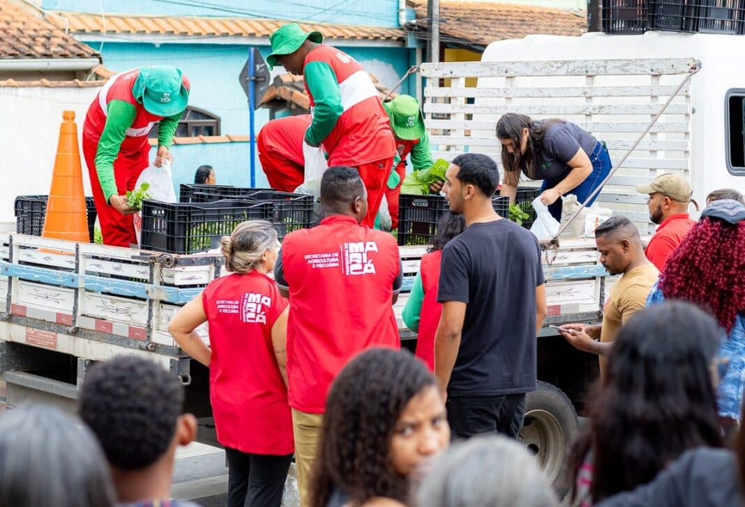 Prefeitura de Maricá distribui hortaliças frescas na Praça do Bairro da Amizade