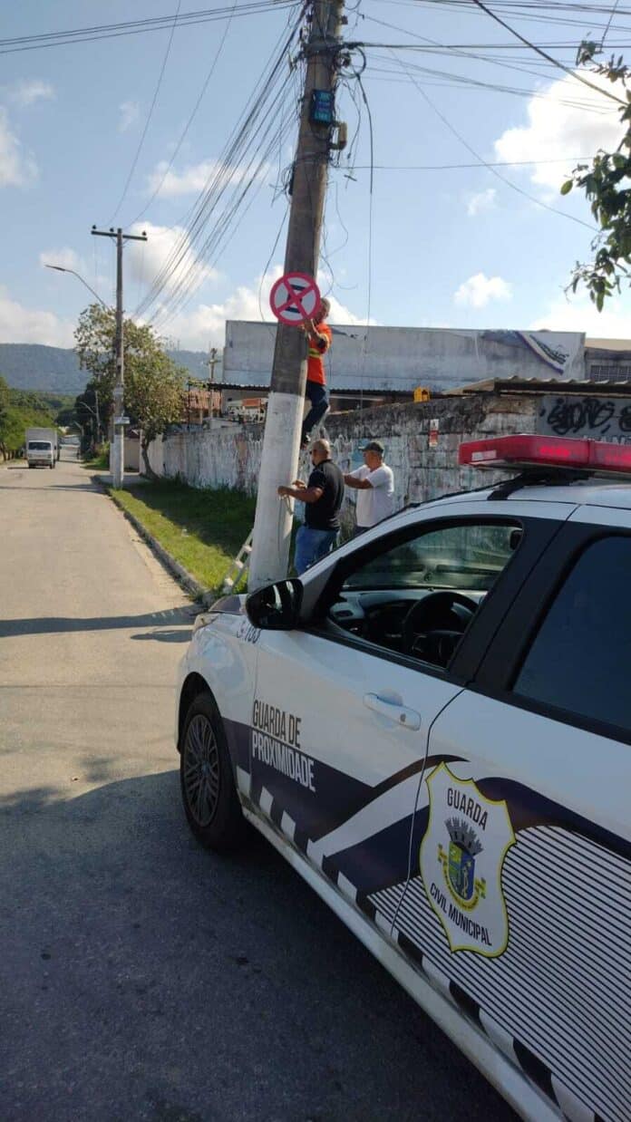 Prefeitura reforça sinalização viária no bairro Balneário