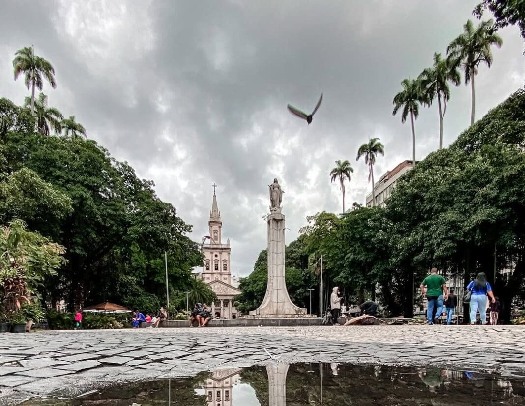 Previsão de chuva e frio na cidade do Rio de Janeiro nesta quinta (03/07) | Sol reaparece no sábado (05/07)