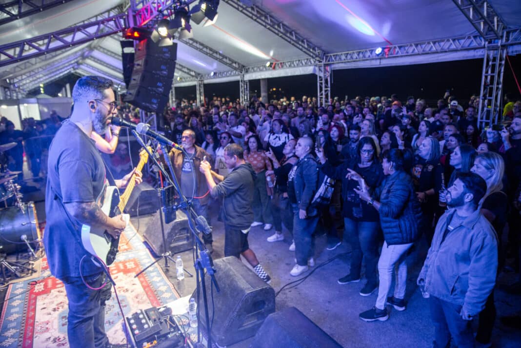 Primeira noite do Festival Cabo Frio Moto Rock agita a Praia do Forte