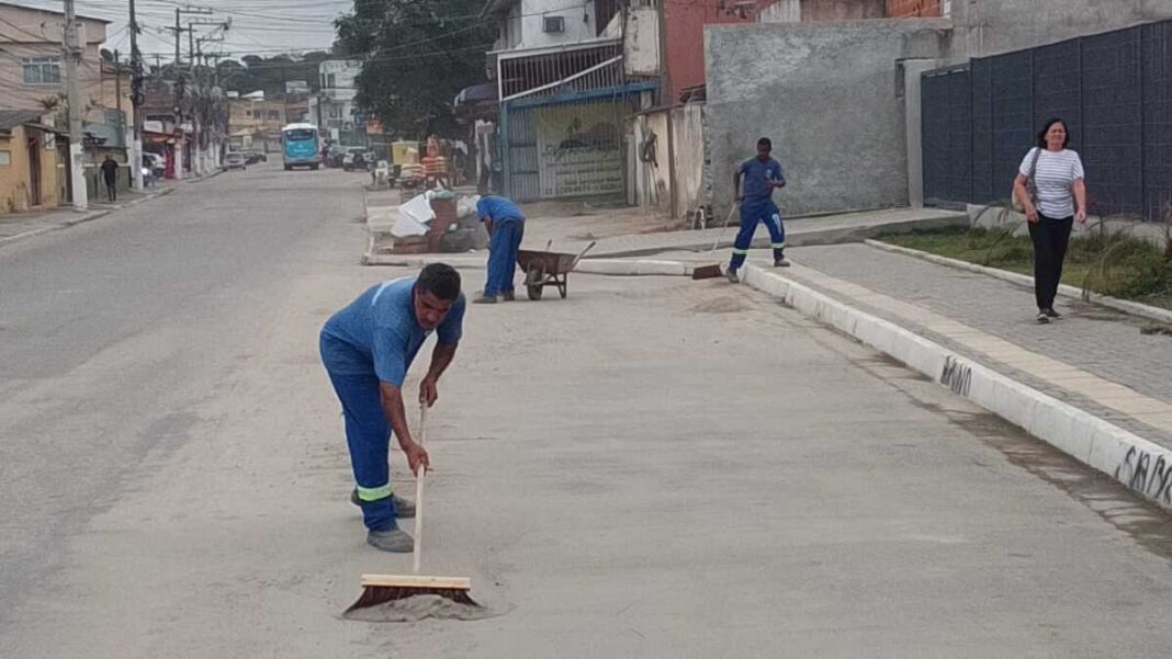 Secretaria de Serviços Públicos realiza manutenção de vias públicas em diversos bairros