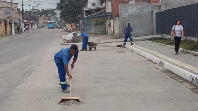 Secretaria de Serviços Públicos realiza manutenção de vias públicas em diversos bairros
