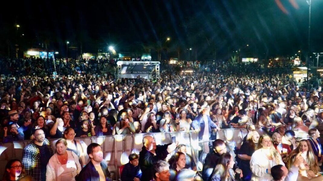 Shows de Jorge Aragão e Alcione lotam Praça da Tia Uia durante o Festival Sesc de Inverno em Búzios