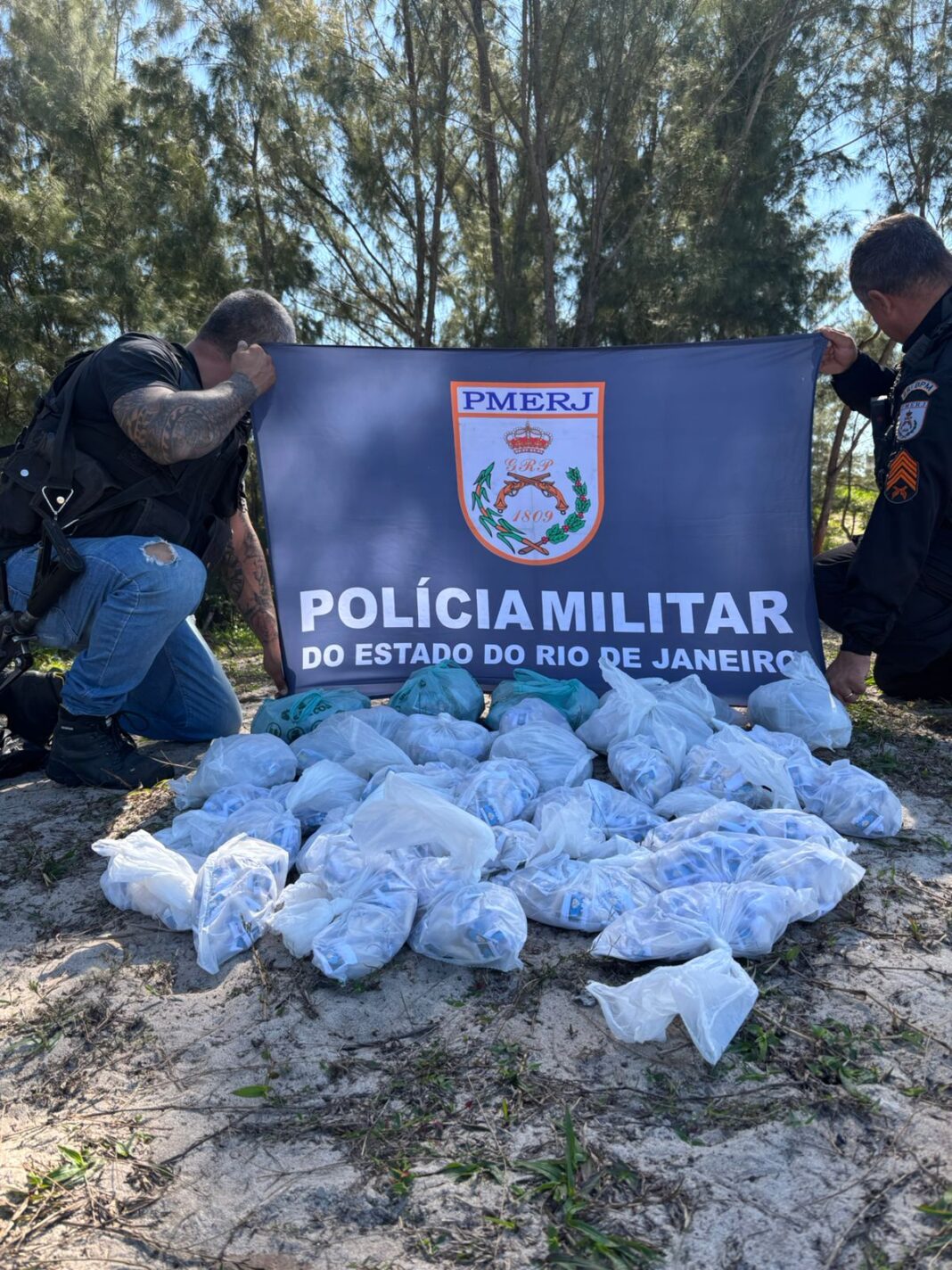 Tráfico sofre duro golpe em Cabo Frio: PM encontra R$ 35 mil em drogas enterradas nas dunas