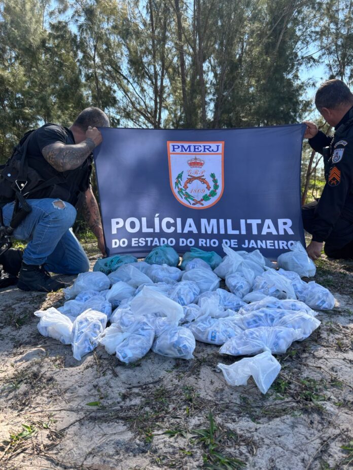 Tráfico sofre duro golpe em Cabo Frio: PM encontra R$ 35 mil em drogas enterradas nas dunas