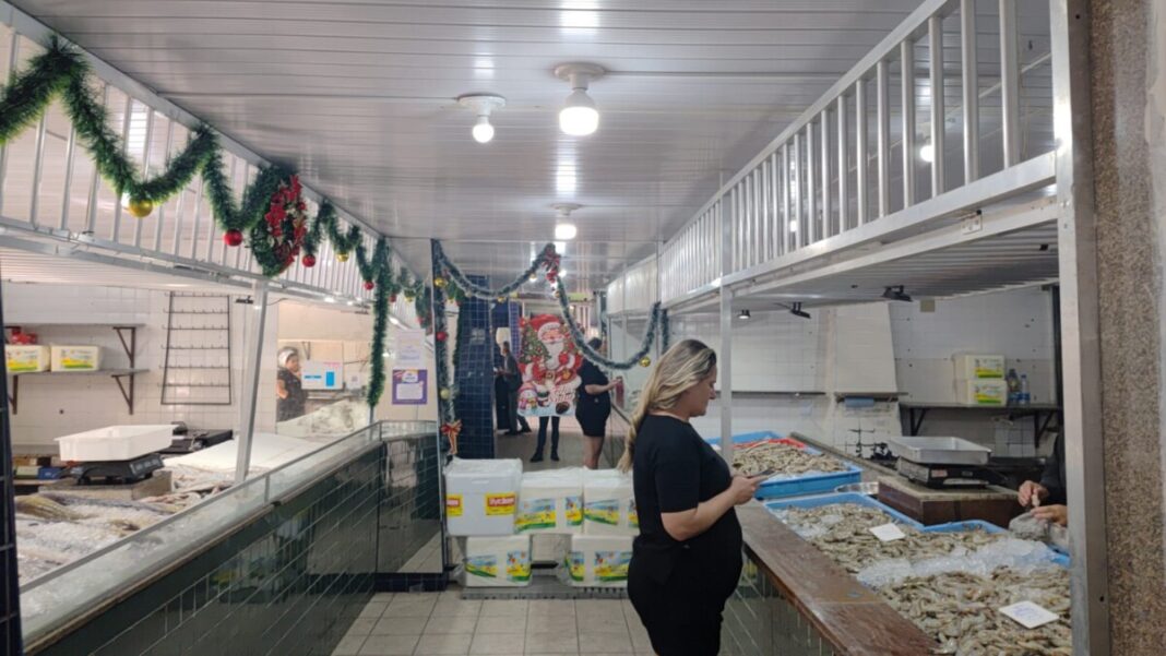 Vigilância Sanitária e Secretaria de Agricultura e Pesca fazem fiscalização no Mercado Municipal de Peixes de Cabo Frio