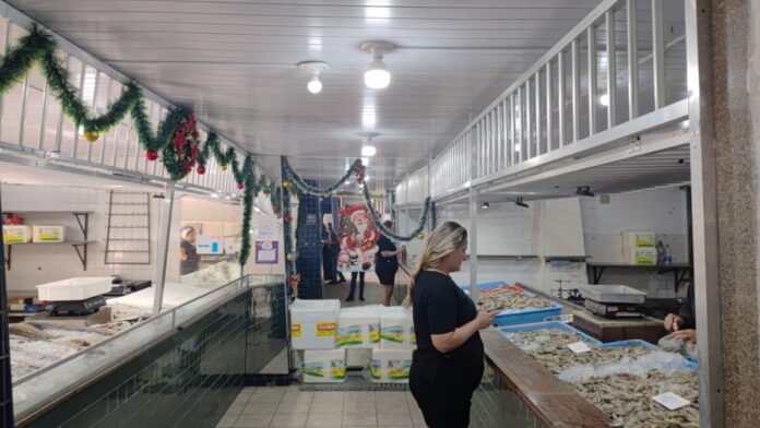 Vigilância Sanitária e Secretaria de Agricultura e Pesca fazem fiscalização no Mercado Municipal de Peixes de Cabo Frio
